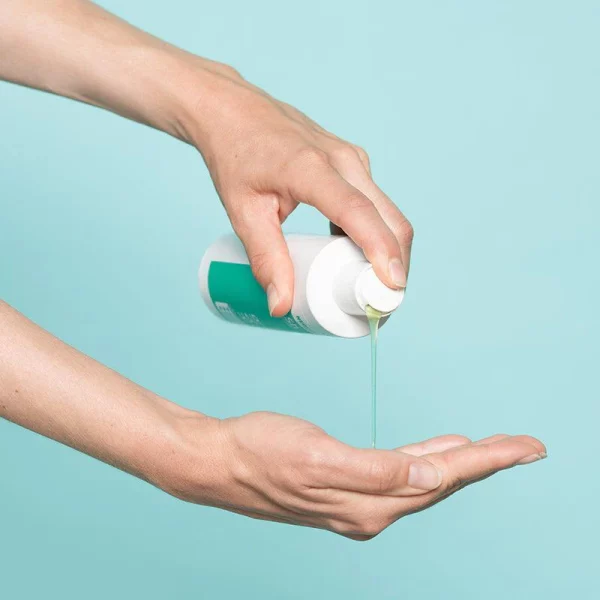 Dầu gội Neofollics nuôi dưỡng tóc và da đầu từ sâu bên trong, giúp ngăn ngừa rụng tóc đồng thời kích thích tóc mọc nhanh và dày hơn