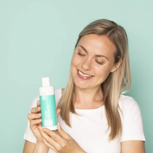 Dầu xả Neofollics cung cấp độ ẩm cho tóc và hình thành lớp màng mỏng bảo vệ tóc chống gãy rụng