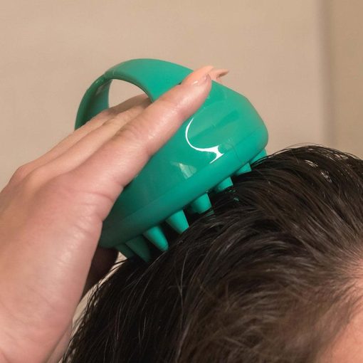 Lược gội đầu massage Neofollics dễ cầm có lông silicon mềm dẻo, đảm bảo tẩy tế bào chết và kích thích da đầu một cách nhẹ nhàng