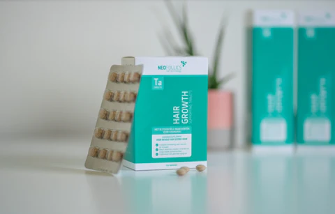 Bộ sản phẩm Neofollics có tính chống oxy hóa giúp kích thích tóc mới phát triển và nuôi dưỡng da đầu khỏe mạnh