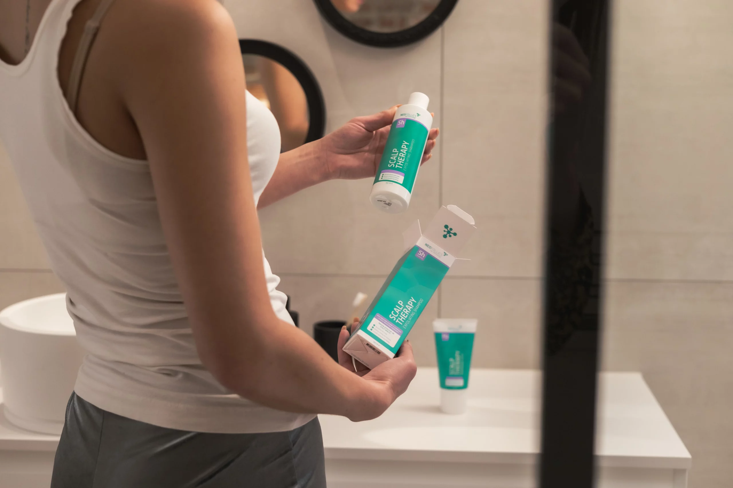 Bộ sản phẩm Neofollics gồm gội xả và lotion giúp chăm sóc toàn diện mái tóc nhuộm
