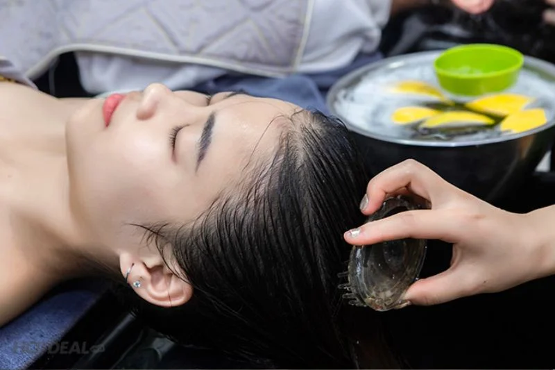 Gội đầu - massage không chỉ làm sạch tóc và da đầu mà còn giúp tinh thần tươi trẻ và sảng khoái hơn