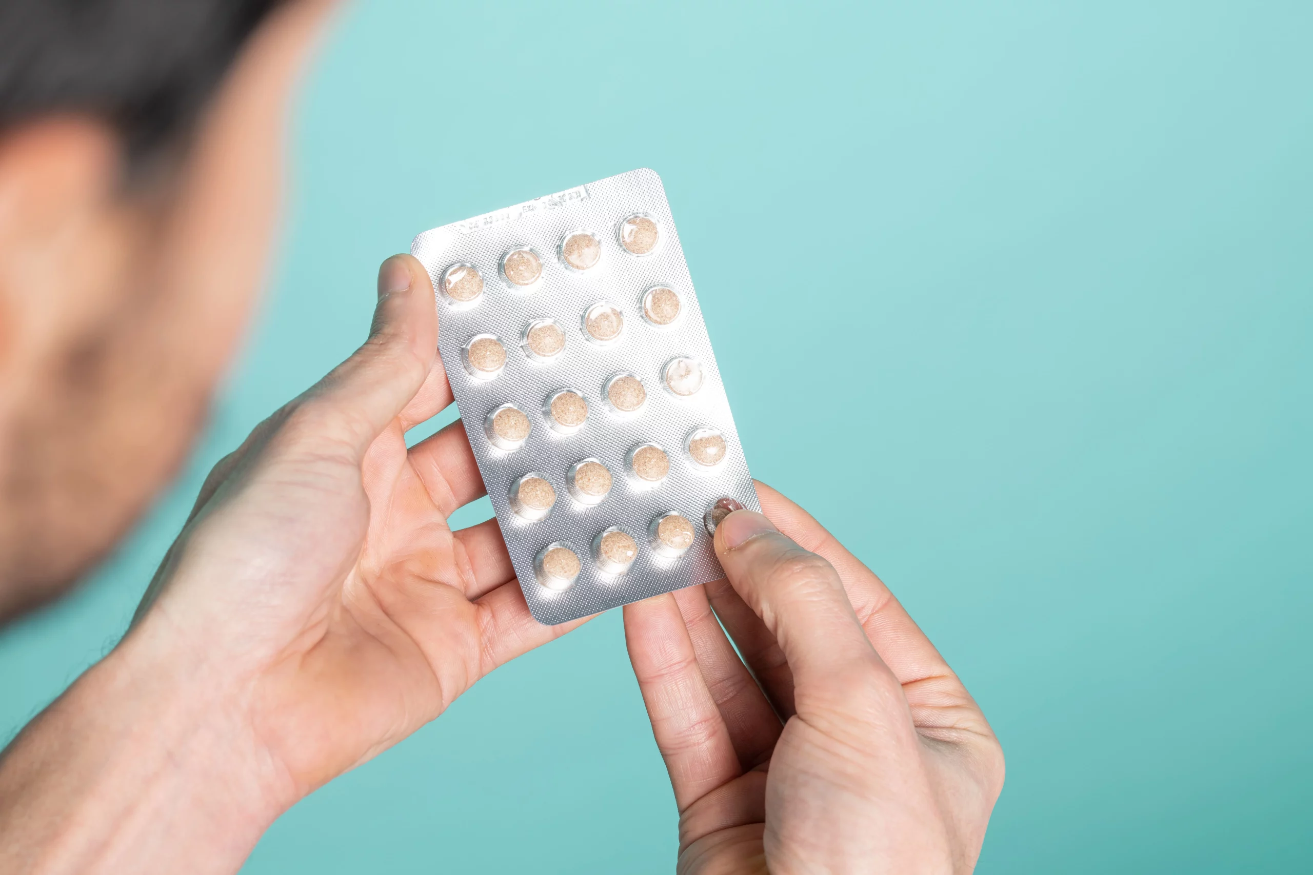 Viên uống mọc tóc Neofollics nuôi dưỡng tóc từ bên trong, kích thích tóc mọc nhanh, chắc khỏe và đen bóng tự nhiên