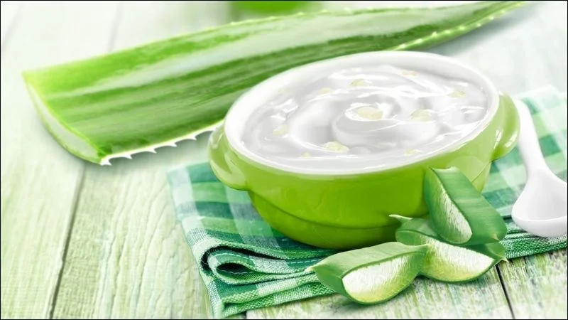 Mặt nạ dưỡng tóc nah đam và sữa chua tăng cường dưỡng ẩm hiệu quả cho cả tóc và da đầu, vừa giúp tóc khô xơ trở nên mềm mượt, bóng khỏe hơn mà còn khắc phục tình trạng gàu ngứa 