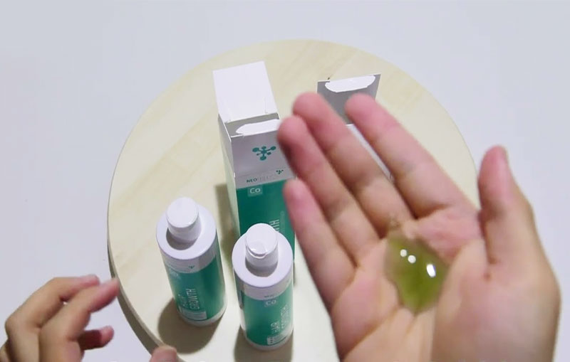 Dầu gội Neofollics nhẹ nhàng làm sạch tóc và da đầu, kich thích lưu thông máu, mang lại cảm giác sảng khoái và kích thích tóc mọc chắc khỏe