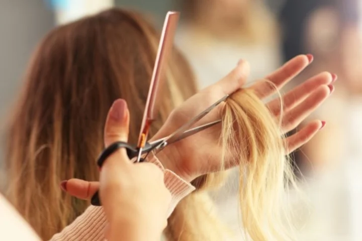 Có thể cải thiện tình trạng tóc rễ tre khô xơ bằng cách cắt tỉa tóc thường xuyên