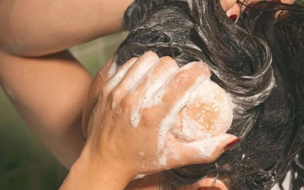 Khi gội, dùng đầu ngón tay massage da đầu theo chuyển động tròn để làm sạch bụi bẩn và dầu thừa cũng như kích thích tuần hoàn máu